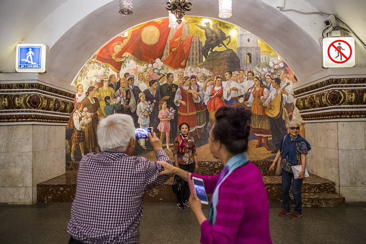 Туристы из Китая на станции "Киевская" московского метро